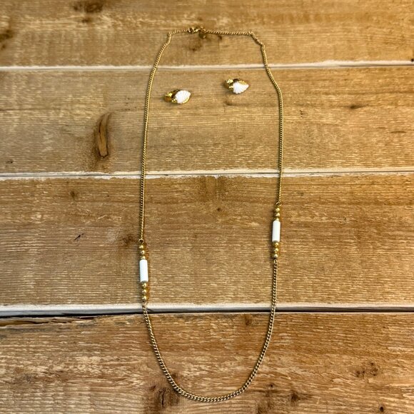 Vintage 70's Avon White Seashell Lucite Pendant Necklace & Clip On Earrings - Picture 5 of 5